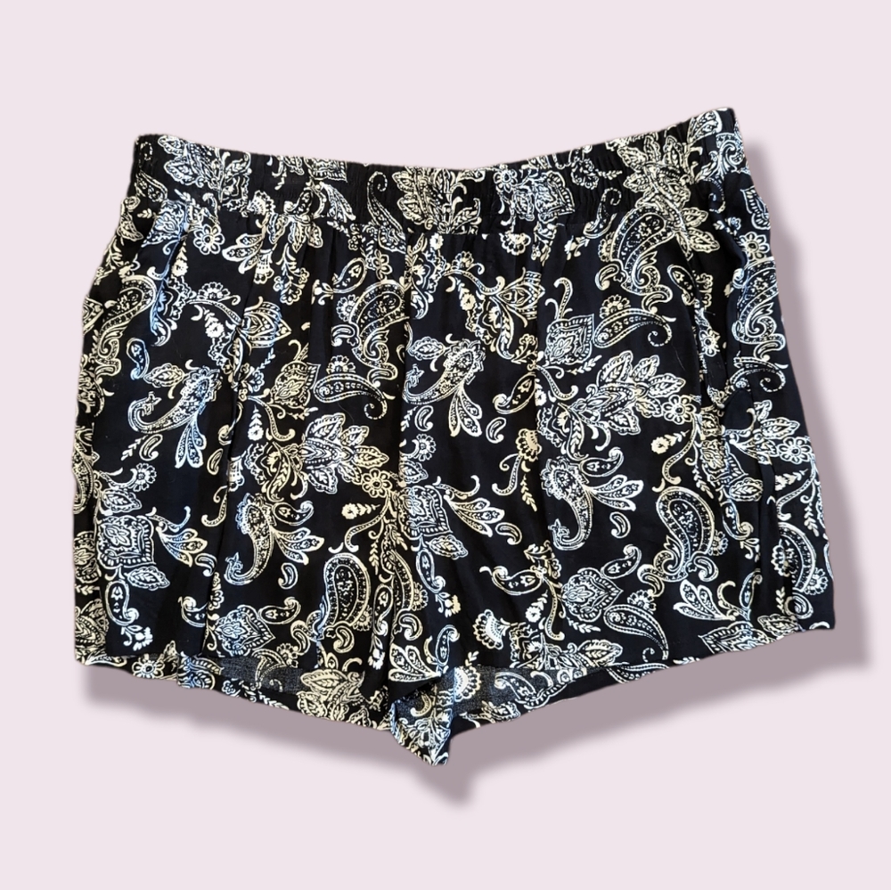 Patterned elastic waist shorts